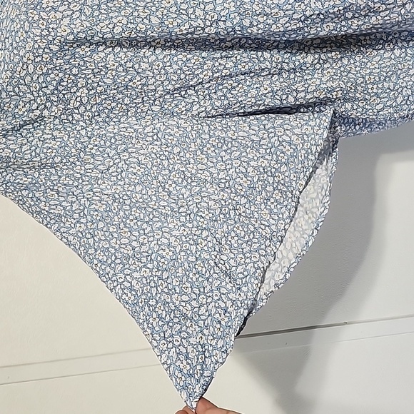 Cynthia Rowley Ditsy Floral V-Neck Flutter Sleeve Top Blue & White Size 2X - Picture 3 of 7